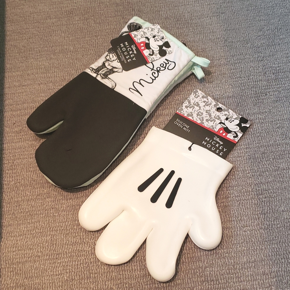 Disney Mickey Oven and Silicom mitts